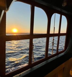 pohled na oceán z okna lodi