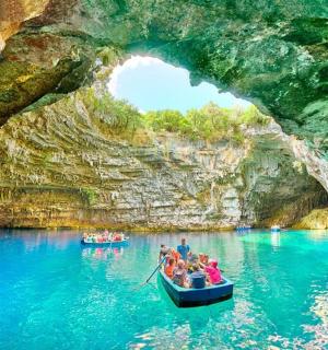 sekelompok orang di dalam perahu di dalam gua