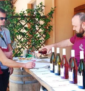 一群男人围着桌子站着，桌上摆着酒瓶