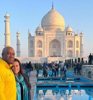 一名男子和一名女子站在泰姬陵前