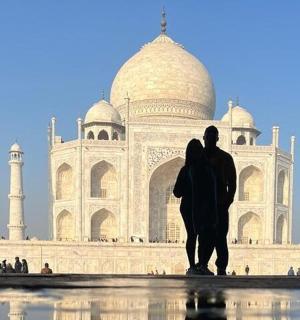 一对夫妇站在一栋建筑前