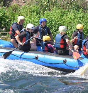 一群人在水中的木筏上