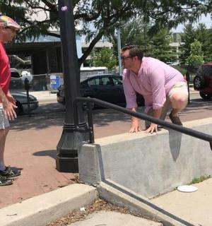 两个男人正在看着铁轨上的一个人