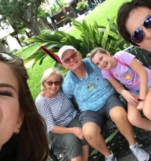 一群人坐在长凳上