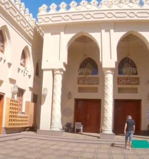 一群人站在建筑物外面