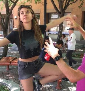 公园里，一名男子站在一名女子旁边