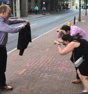 一群人站在街上