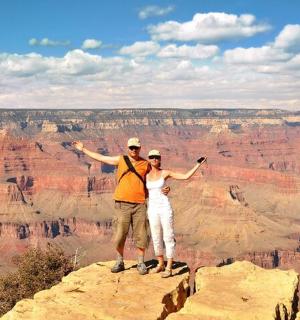 站在大峡谷顶上的一男一女