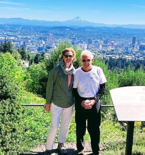 muž a žena stojící na vrcholu kopce