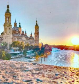 有河流和大教堂的城市景观