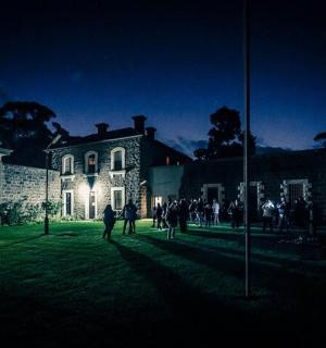 晚上，一群人站在建筑物外面