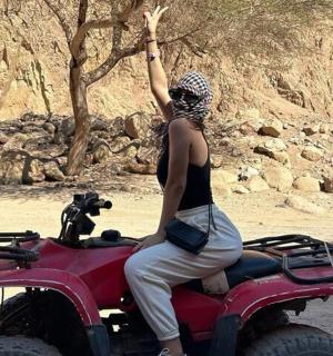 女性がクワッドバイクに乗っている
