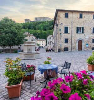 nádvoří se stolem, židlemi a květinami