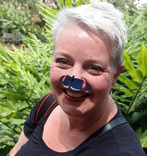 一名戴着面具的女子