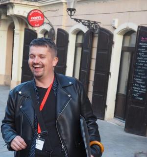 一名身穿皮夹克的男子走在街上