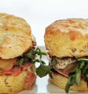 dvě poloviny sendviče na talíři