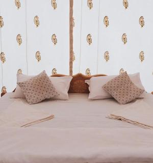 卧室里有一张大床，床单和枕头都是白色的