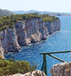 两个人坐在窗台上眺望大海