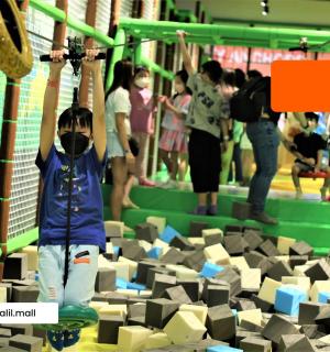 mladý chlapec leze v dětské tělocvičně