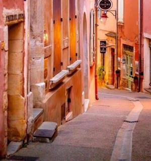 an empty alley in a city with buildings