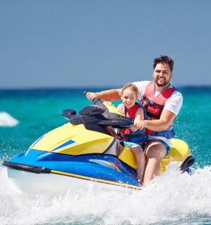 一名男子和一名儿童在海上驾驶水上摩托艇