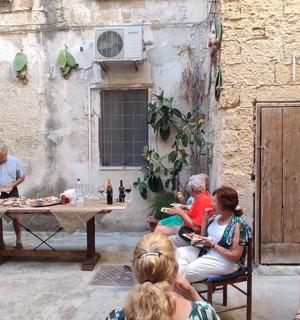 un gruppo di persone sedute attorno a un tavolo che mangiano cibo