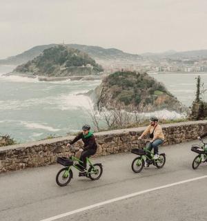 un grup de persones anant en bicicleta per una carretera