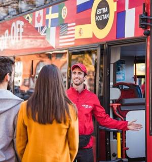 skupina lidí stojících před pojízdným stánkem s občerstvením