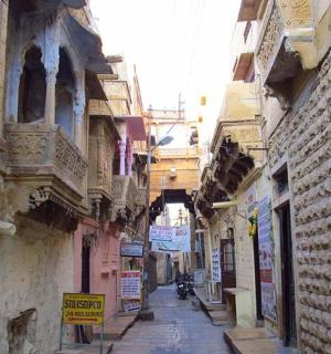 老城区里一条有建筑的小巷