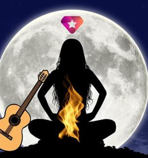 一个女孩坐在月亮前，拿着吉他