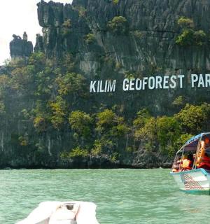 山前水中的游船