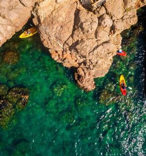 空中俯瞰水中划皮划艇的人们