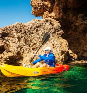 一名男子在水中划皮艇