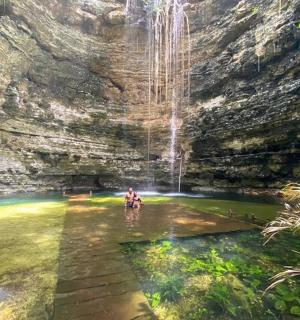 一群人站在瀑布下的水中