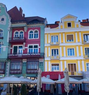 一组建筑物前有遮阳伞