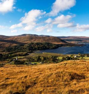 pohled na velkou vodní plochu na kopci