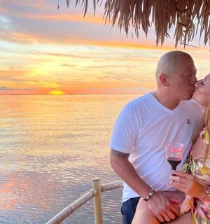 muž a žena se líbají na lodi