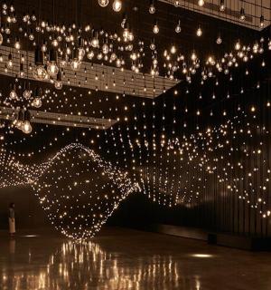 místnost s hromadou světel na zdi