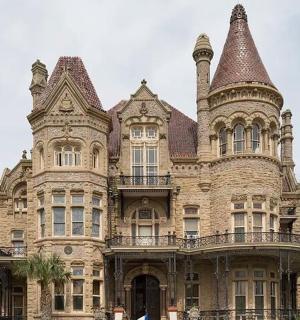 一座带有塔楼的大型石头建筑