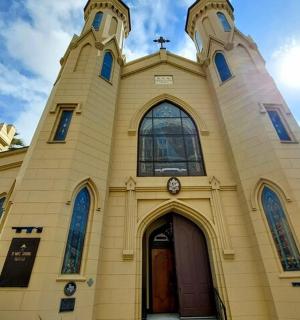 一座有大型建筑和棕榈树的教堂