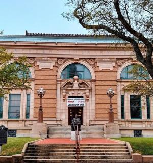 前面有楼梯的建筑物