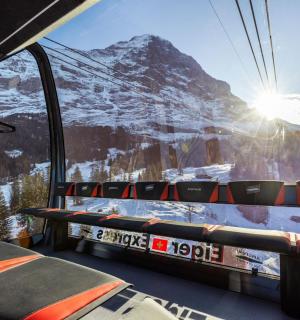 Tramvaj s výhledem na zasněžené hory