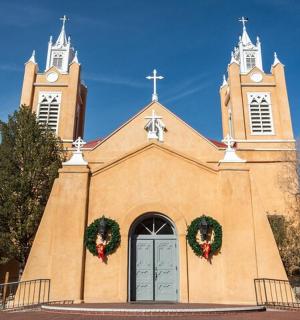 一座有两座塔楼的教堂，上面挂着圣诞花环