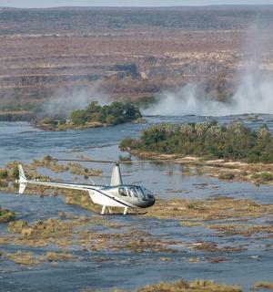 河中央的一架小型飞机