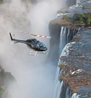 一架直升机正在飞越瀑布