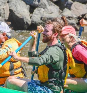 一群人在河上的木筏上