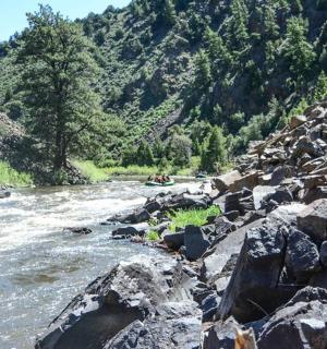 skupina lidí v lodi na řece