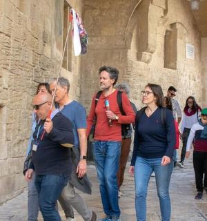 一群人在街上行走