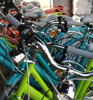 a bunch of bikes parked next to each other