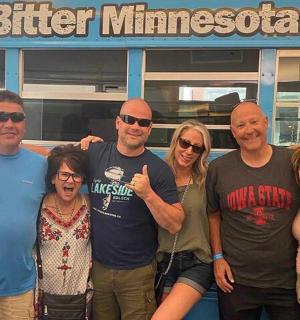 skupina lidí stojících před autobusem